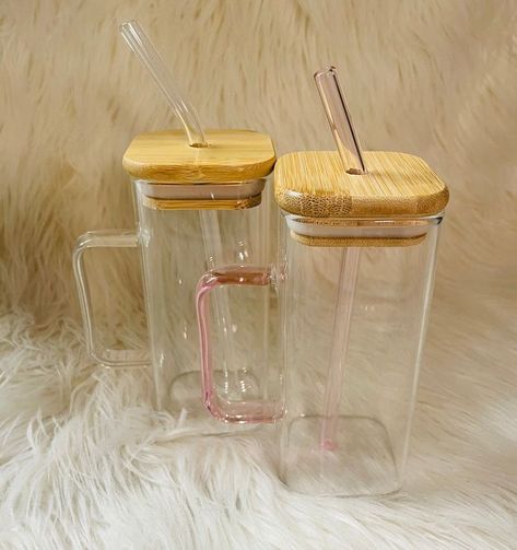 Aesthetic Cups With Straws, Aesthetic Glass Cups, Sippers With Straw, Aesthetic Glass Cup, Glass Cup With Straw, Glass Straw Cup, Cups With Straws, Glass Cup With Lid, Kitchen Decor Collections