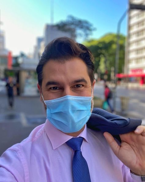 Dr Fernando Gomes Pinto, Gas Work, Dr Fernando, Taylor Kinney Chicago Fire, 1 Million Followers, Innocent Person, Picture Of Doctor, Medical Photos, Video Call With Boyfriend Screen Photo