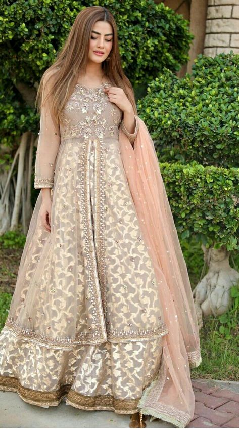 Mastani Dress Outfit, Barat Party Wear Dresses, Engagement Dress Ideas Pakistani, Pakistani Gowns Party Wear, Barat Dress Design, Engagement Frocks, Mastani Dress, Jeans Casual Outfit, Shadi Dress