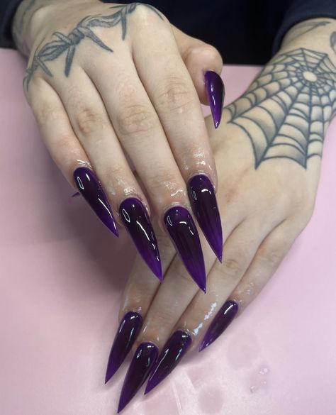 Halloween Nails Acrylic Purple, Black Vampire Nails, Gothic Nails Purple, Purple Glossy Nails, Monster High Nails Ideas, Purple Blooming Gel Nails, Spooky Nails Stiletto, Dark Purple Stiletto Nails, Simple Gothic Nails