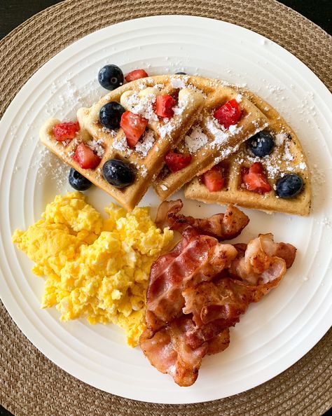 Bacon Egg Pancake Breakfast, Healthy Waffle Breakfast Ideas, Cafeteria Breakfast Ideas, Waffles Eggs And Bacon, Waffles And Eggs Breakfast, Eggs And Waffles, Healthy Breakfast With Bacon, Breakfast Waffles Aesthetic, Waffles Breakfast Ideas