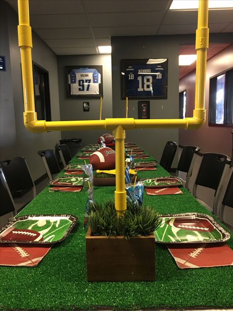 Football BirthDay party. Goal posts are painted PVC pipe and an Astro turf table cloth. Pvc Goal Post Football, Tailgate Centerpiece Ideas, Football Backdrop Ideas, Football Table Decor, Diy Football Goal Post, 49ers Party, Superbowl Ideas, Rugby Party, Football Goal Post