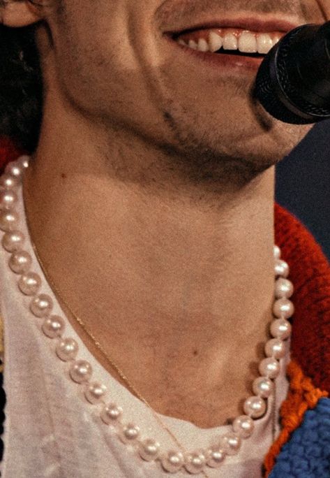 Harry Styles Pearl Necklace, Harry Styles Pearls, Harry Styles Jewelry, Pearl Necklace Aesthetic, Pearls Aesthetic, Harry Styles Aesthetic, Harry Styles, Pearl Necklace, Chain Necklace