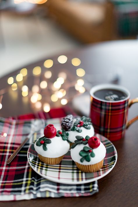 Mug Cake Healthy, Yummy Christmas Treats, Mug Cake Microwave, Frugal Christmas, Chocolate Covered Marshmallows, Tartan Christmas, Chocolate Caliente, Christmas Feeling, Christmas Wonderland