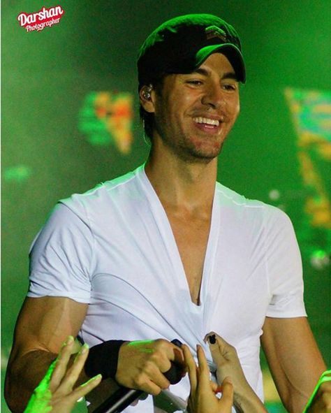 “Take my hand's it's alright @enriqueiglesias  #weloveyou  #weloveyouenrique . . . . .  #enriqueiglesias @enriqueiglesias #SexandLoveTour #SEXANDLOVE…” Enrique Iglesias Songs Lyrics, Hollywood Singers, Moving To Miami, Anna Kournikova, New Photo Download, Enrique Iglesias, Big Fish, Guy Pictures, Pop Artist