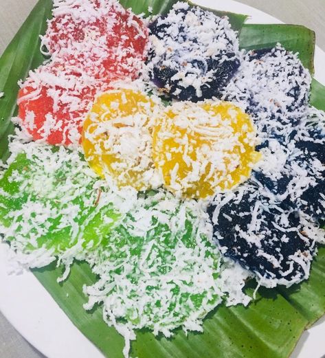 Pichi Pichi - Lutong Pinoy Recipe Pichi Pichi Recipe, Lutong Pinoy, Pinoy Recipe, Filipino Street Food, Pinoy Dessert, Filipino Desserts, Street Foods, Cheese Topping, Pinoy Food