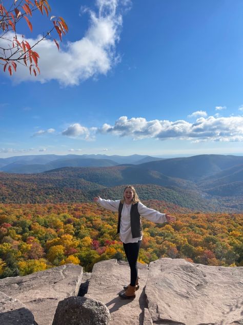 Fall Hike Photoshoot, Fall Hiking Pictures, Fall Mountain Pictures, Fall Road Trip Aesthetic, Fall Hike Aesthetic, Hiking Aesthetic Fall, Fall Mountain Aesthetic, Vermont Outfits Fall, Hike Outfit Fall