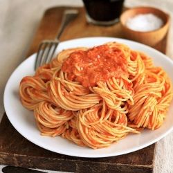 More Vodka Pasta - just replace the cream with yogurt! Vodka Cream Sauce, Pasta Alla Vodka, Makanan Italia, Resep Pasta, Vodka Pasta, Vodka Sauce, Spaghetti Pasta, Rigatoni, Okra