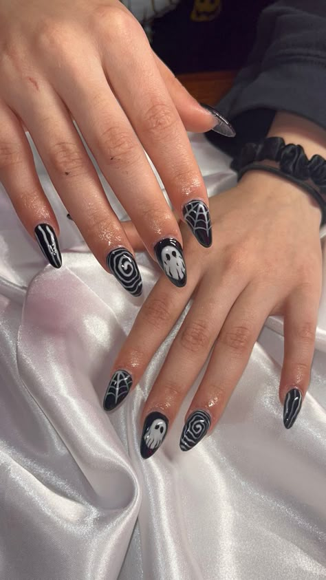 Halloween Nails Alomd, Natural Nails Halloween Design, Spooky Nails Acrylic Almond, Halloween Nails Gel Almond, Black Almond Nails Halloween, Black Halloween Almond Nails, Halloween Almond Shape Nails, Simple Black Halloween Nails, Spooky Almond Nails