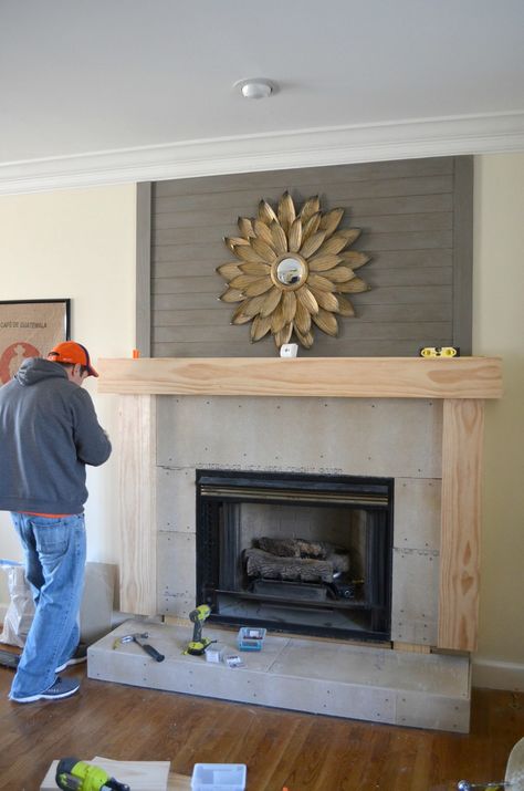 Fireplace Makeover Wood Mantel Build Design Camino, Remodel Farmhouse, Diy Mantel, Fireplace Redo, Diy Fireplace Makeover, Wood Mantle, Brick Fireplace Makeover, Farmhouse Fireplace, Wood Mantels