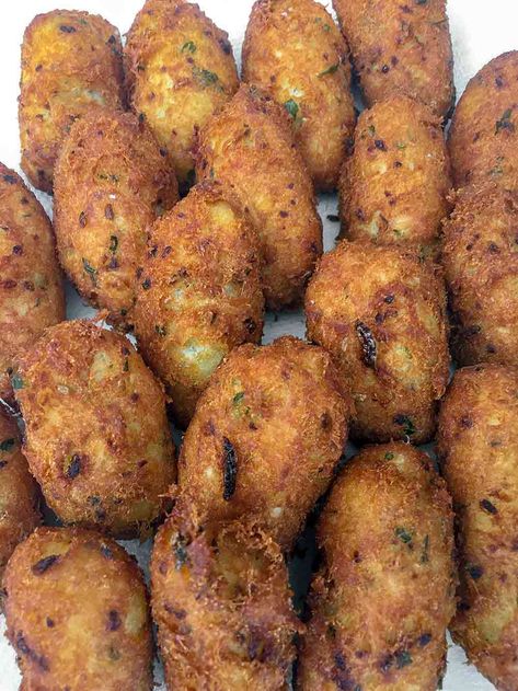 Cod Fritters Recipe, Cod Fritters, Bacalhau Recipes, Cod Fish Cakes, Portuguese Dessert Recipes, Fischer Homes, Pasties Recipes, Cod Fish Recipes, Portugal Food