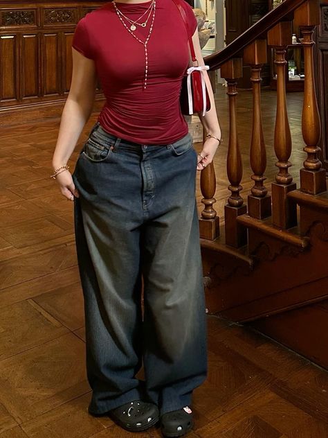 Women In Baggy Clothes, Business Casual Attire Summer, Clothes With Baggy Jeans, Baggy Jeans Fitted Top Outfit, Baggy Jeans Outfit Woman, Streetwear Fits Girl, Red Top Jeans Outfit, Fall Outfits Baggy Jeans, Baggy Fit Women