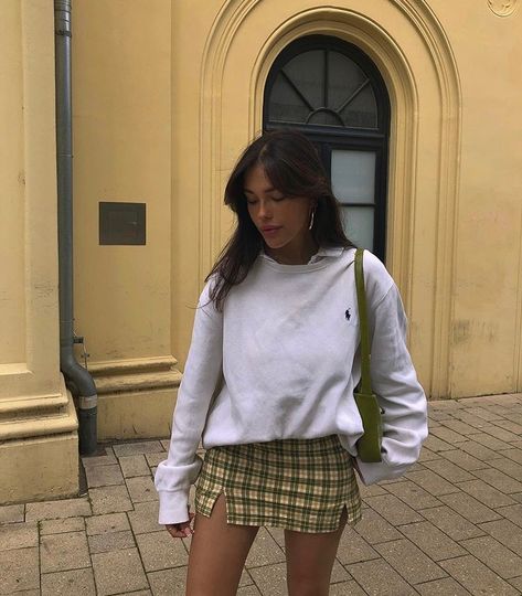 @mariagabrielasantos | ralph lauren, white blouse i white sweater Chica Cool, Outfit Look, 가을 패션, Instagram Foto, Streetwear Outfit, Looks Vintage, Fashion Killa, Outfits Casuales, Look Cool