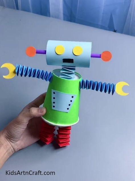 Robot Craft, Space Crafts For Kids, Recycled Crafts Kids, Toys Design, Diy Robot, Diy Science, Hand Crafts For Kids, Diy Crafts For Kids Easy, Fun Easy Crafts