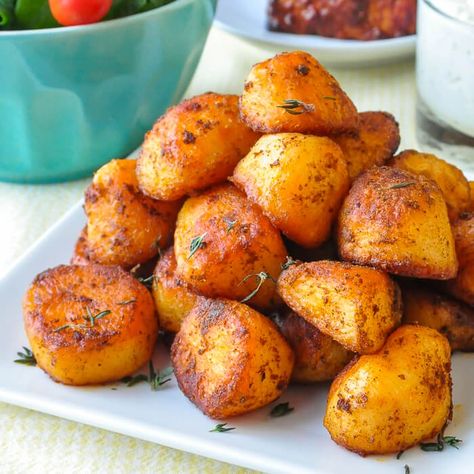 Smoked Paprika Roasted Potatoes - you'll want to serve these easy, crispy, flavourful roast potatoes with everything from lamb to chicken souvlaki and more. Barbecue Side Dishes, Potatoes Roasted, Chicken Souvlaki, Paprika Potatoes, Potatoes Recipes, Seasoned Potatoes, Rock Recipes, Roasted Potato Recipes, Potato Sides