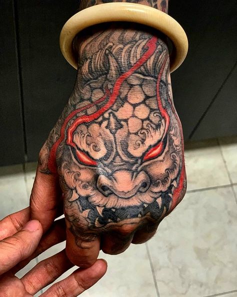 Asian Inkspiration ★ sur Instagram : Foodog Hand Tattoo By 💥 @qian_shou 💥 Japanese Tattoo Meanings, Japanese Hand Tattoos, Borneo Tattoos, Japanese Tattoo Women, Family First Tattoo, Bodysuit Tattoos, Japanese Tattoos For Men, Full Hand Tattoo, Tattoos Hand