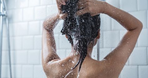 It turns out we've all been washing our hair wrong Shampoo For Itchy Scalp, Dunner Wordend Haar, Strengthen Hair Roots, Flaky Scalp, Shampoo For Thinning Hair, Scalp Shampoo, Diy Hair Mask, Itchy Scalp, Hair Solutions