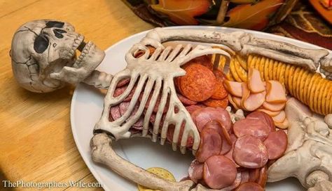 Party serving idea Plat Halloween, Menu Halloween, Dekorasi Halloween, Uhyggelig Halloween, Halloween Party Food, Spooky Halloween Party, Fun Pics, Halloween Appetizers, Halloween Dinner