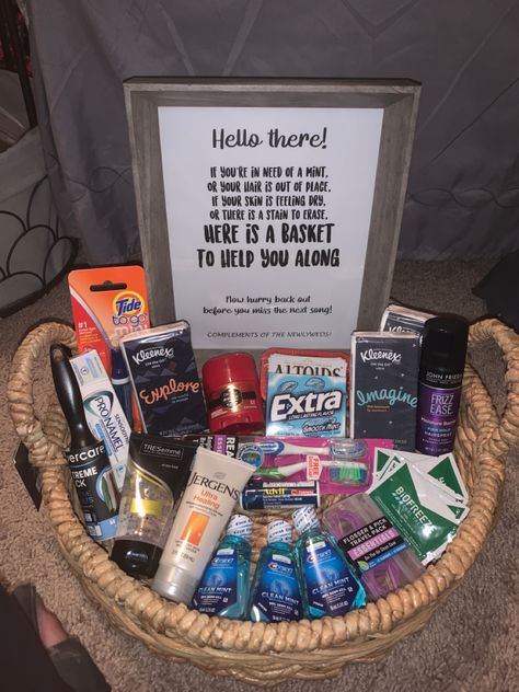 Wedding Gift Ideas From Guest, Guest Bathroom Welcome Basket, Bathroom Party Basket, Bathroom Ideas For Wedding Guests, Wedding Kit For Guests, Bathroom Kit For Wedding Guests, Wedding Bathroom Basket Ideas Receptions, Toiletry Basket For Wedding Guests Men, Emergency Basket Wedding