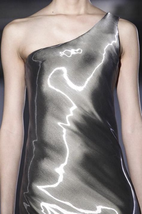 Iris van Herpen fall 2014 rtw details Parisienne Chic, Iris Van Herpen, Liquid Metal, Futuristic Fashion, Future Fashion, Silver Dress, Fashion Details, Couture Fashion, Look Fashion