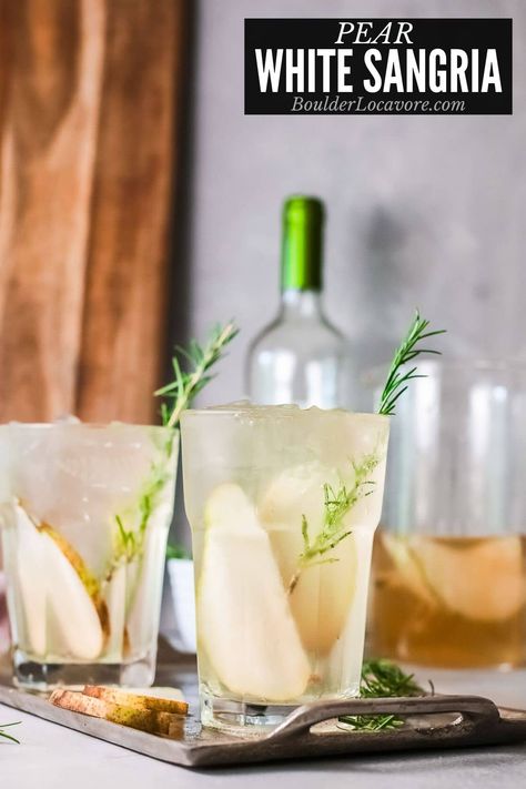 Easy White Wine Sangria, Easy White Sangria, Summer Wine Cocktails, Pear Sangria, Moscato Sangria, White Wine Sangria Recipe, White Sangria Recipe, Pear Cocktails, Wine Cocktail Recipes