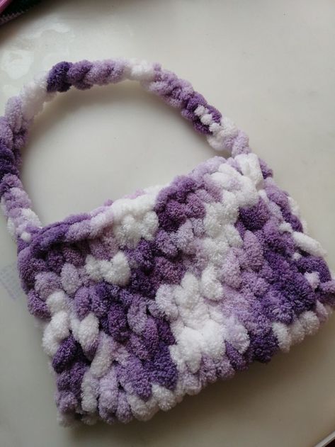 Diy Finger Knitting, Loopy Yarn, Alize Puffy, Yarn Bag, Finger Knitting, Crochet Handbags Patterns, Crochet Stitches For Beginners, Arm Knitting, Diy Crochet Projects