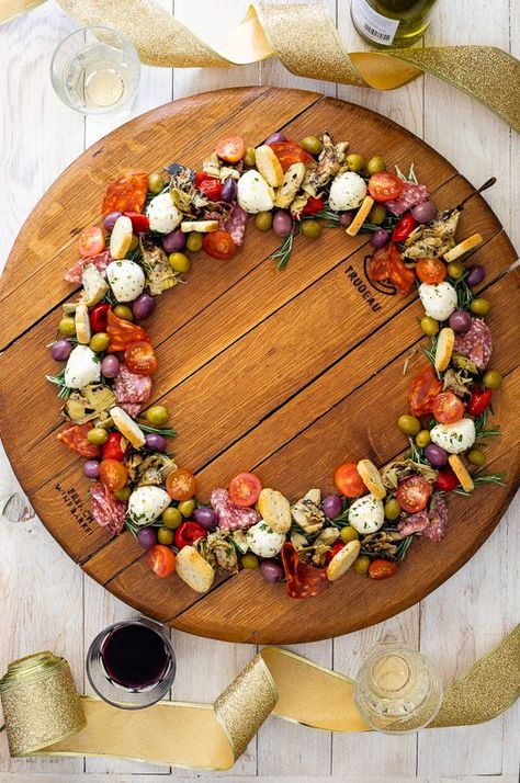 Antipasto Wreath, Easy Antipasto, Christmas Appetizers Easy, Antipasto Skewers, A Simple Christmas, Christmas Appetizer, Appetizers Table, Office Christmas Party, Holiday Appetizers