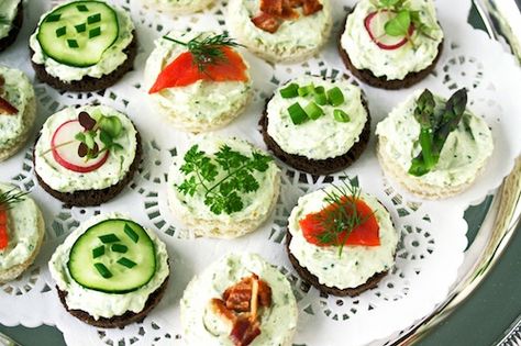 Kentucky Derby Recipes, Canapes Faciles, Finger Sandwich, Derby Recipe, Tea Sandwich, Small Appetizers, Party Sandwiches, Easy Veggie, Tea Party Food