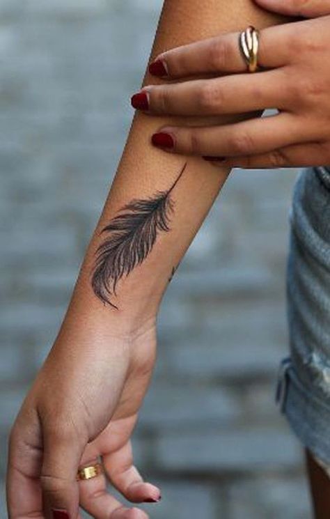 Feather tat Tatoos Girl, Tattoo Plume, Feather Tat, Feather Tattoo Ideas, Feather Tattoo Arm, Tato Lengan Bawah, Feather Tattoo Wrist, Small Feather Tattoo, Placement Tattoo