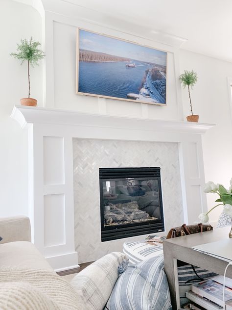 Coastal Fireplace Mantle Wood, Coastal Fireplace Ideas Beach, Beach Fireplace Ideas, Coastal Gas Fireplace Ideas, Coastal Fireplace Makeover, Coastal Fireplace Mantle, Beach House Fireplace Ideas, Living Room With White Fireplace, Beachy Fireplace