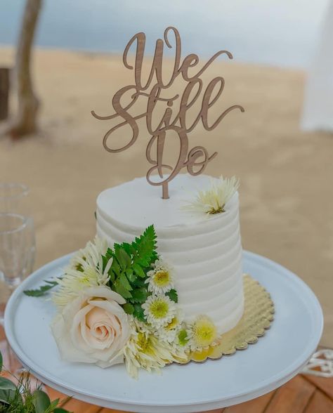 Here are some creative and beautiful beach-themed wedding cake ideas . #weedings #weddingsroatan #weddingplanner #weddingdestinations #weddingscakes #roatan #crusier #weddings2025 Beach Vow Renewal, Beach Theme Wedding Cakes, Small Beach Weddings, Wedding Cake Ideas, Roatan, Beach Theme Wedding, Beach Themed, Vow Renewal, Themed Wedding