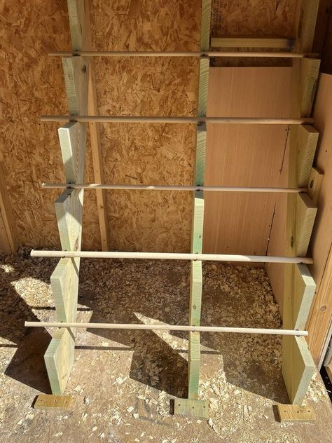 Chicken Coop Roosting Ideas Diy, Chicken Perches Roost, Roosting Bars For Chickens Small Coop, Chicken Coop Perch Ideas, Chicken Perch Ideas, Chicken Roost Ideas, Chicken Coop Ideas, Chicken Perches, Chicken Roost