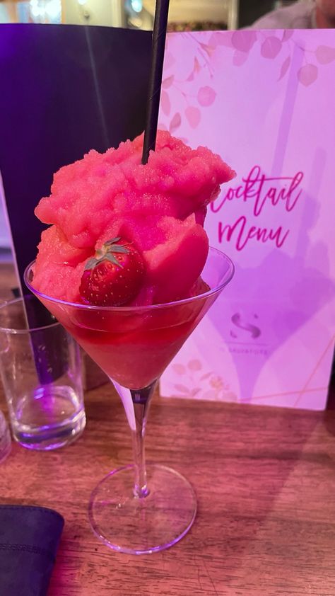 A strawberry daiquiri at Il Salvator Strawberry Daiquiri Aesthetic, Summer Drinks Alcohol Recipes, Girls Night Dinner, Brunch Restaurant, 21 Party, Gluten Free Drinks, Pretty Alcoholic Drinks, Summer Drinks Alcohol, Strawberry Candy