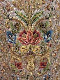 Art Quill Studio: Crewel Work or Old English Crewel EmbroideryWorks on ClothMarie-Therese Wisniowski Jacobean Embroidery, Karpathos, Crewel Embroidery Kits, Crazy Quilting, Pola Sulam, Brazilian Embroidery, Silk Ribbon Embroidery, Crewel Embroidery, Gold Embroidery