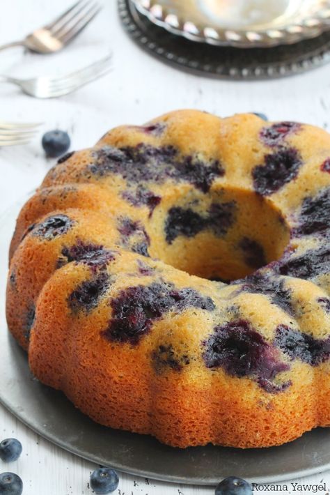 blueberry bundt cake recipe 2 Sour Cream Blueberry Bundt Cake, Blueberry Breakfast Bundt Cake, Bundt Cake Blueberry, Blueberry Sour Cream Bundt Cake, Berry Bundt Cake, Jewish Blueberry Sour Cream Bundt Cake, Strawberry Bundt Cake, Sweet Slices, Blueberry Bundt