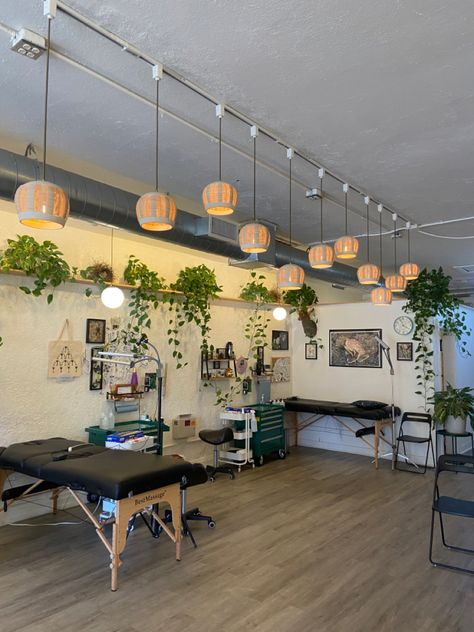 Cute Tattoo Studio Interior, Tattoo Shops Aesthetic, Garage Tattoo Studio, Tattoo Shop Ideas Studios, Industrial Tattoo Shop, Tattoo Room Studio Decor, Cute Tattoo Shop Interior, Tattoo Studio Interior Aesthetic, Boho Tattoo Shop