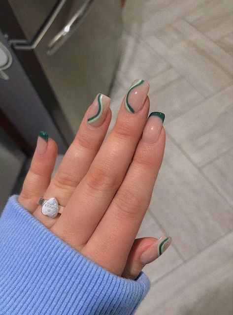 Cute Dip Powder Nails Ideas Spring Inspiration Green And Gold Swirl Nails, Green Nails Dip Powder, Green Biab Nails, Uñas Dip Powder, Green Dip Powder Nails, Nail Ideas Dip Powder, Short Dip Powder Nails Spring, Dip Powder Designs, Sns Nail Art