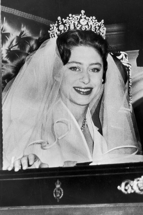 Princess Margaret Wedding, Poltimore Tiara, Prinses Margaret, Royal Family Weddings, Sarah Chatto, Princesa Margaret, Reine Elizabeth Ii, Royal Crowns, Royal Tiaras