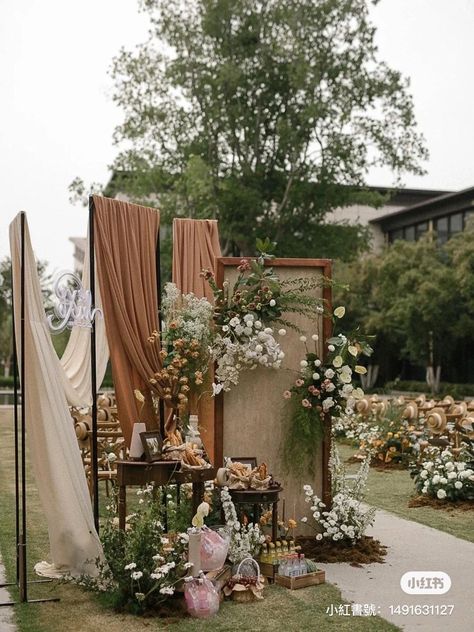 rustic wedding decorating outdoor wedding decorations ideas || Amazing rustic wedding decorations Boho Entrance Decor Wedding, Earthy Event Decor, Sundowner Party Decor, Boho Wedding Ceremony Backdrop, Pelamin Rustic, Outdoor Wedding Entrance, Backdrop Engagement, Wedding Decorations Ideas, Boho Wedding Backdrop