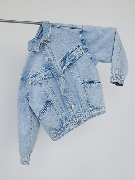 Denim Jacket Product Photography, Denim Photography Photo Shoots, Jacket Product Shoot, Denim Product Photography, Clothes Flatlay Ideas For Selling, Jacket Product Photography, Photo Product Ideas Fashion, Denim Aesthetic Photography, Clothes Product Photography