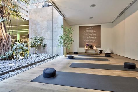 Insights and inspiration on the design of a biophilic meditation room. [more at anooi.com] #NourishingSpaces #RestorativeDesign #BiophilicDesign #BiophilicDesigner #Biophilia #Biofilia #BiophilicInteriors #BiofiliaDesign #DesignBiofilico #ProgettazioneBiofilica #DiseñoBiofilico #SustainableInteriors #Wellbeing Photo credits on the blog Ruang Gym, Deco Spa, Yoga Room Design, Sustainable Interior Design, Yoga Studio Design, Meditation Room Decor, Meditation Rooms, Wellness Studio, Gym Interior