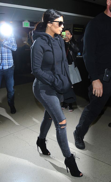 She travels in and out of airports all the time, so we're not surprised that Kim Kardashian has finally snapped and reached for her comfiest hoody on her latest trip abroad. Kim being Kim, though, made sure her towering heels took the look to glam heights. - Cosmopolitan.co.uk Kim Kardashian Style Outfits, Kardashian Style Outfits, Superenge Jeans, Comfy Fall Outfits, Kim Kardashian Outfits, Not Surprised, Kim K Style, Look Jean, Kardashian Outfit