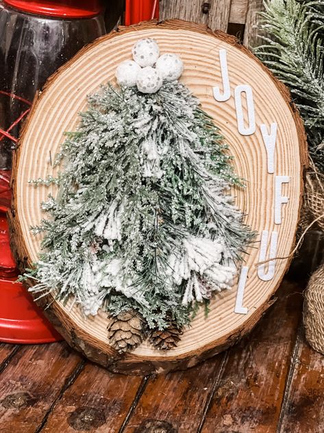 diy wood slice Christmas tree decor Primitive Christmas Crafts, Large Wood Slices, Christmas Tree Wood, Christmas Tree Sign, Wood Slice Christmas, Tree Sign, Christmas Projects Diy, Amazing Decor, Christmas Tree Decor