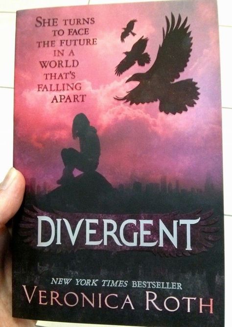 This is one of two Divergent book covers, which shows Tris' chest tattoo of the three birds. i thought that her getting this tattoo was very meaningful because it represented her moving along in her faction. the tattoo represents each of her three family members and she got it close to her heart. #theme #family #love Divergent Book Cover, Divergent Book Series, Divergent Book, Box Set Books, Divergent Trilogy, James Dashner, Dystopian Books, The Maze Runner, Veronica Roth