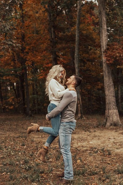 Shooting Photo Couple, Shooting Photo Famille, Foto Pertunangan, Fall Couple Pictures, Portret Feminin, Fall Couple Photos, Shooting Couple, Fall Photo Shoot Outfits, Engagement Photo Outfits Fall