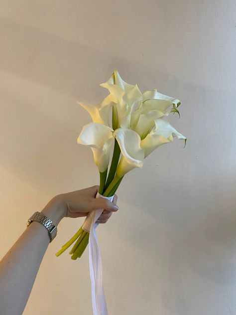 Minimal White Flower Bouquet, Simply Wedding Bouquets, Pretty Simple Bouquet, Simple Elegant Flower Bouquets, Bridesmaid One Flower, Wedding Bouquets Small Simple, Bridal Bouquet Petite, Elopement Flowers Bridal Bouquets, Simplistic Wedding Flowers