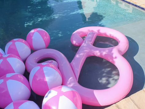 Barbie Swimming Party, Barbie Floaties, Barbie Float, Malibu Barbie Birthday Party, Tropical Barbie, Barbie Party Ideas, Barbie Pool, Barbie Pool Party, Barbie Land