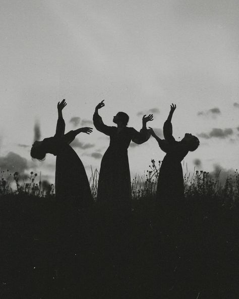 PHOTO THEME – Dark Photography For Halloween – Jen Ripper Gori Ritual Aesthetic Dark, Seance Illustration, Haunted Photoshoot, Alternative Photoshoot Ideas, Ritual Wallpaper, Autumn Photoshoot Ideas Inspiration, Seance Aesthetic, Dark Summer Aesthetic, Nature Witch Aesthetic