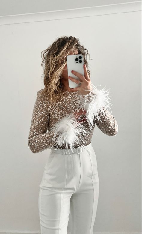 Sparkling Top Outfit, Silver And Gold Outfit Ideas, Sparkly Winter Outfit, Sequence Outfit Ideas, Sparky Outfit, Glam Winter Outfits, Sparkly Holiday Outfit, Elegant Christmas Party Outfit, Nye Outfit Ideas Classy