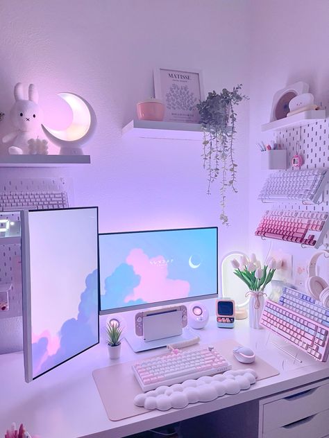 Soft Pc Setup, Extremely Tiny Bedroom Ideas, Female Pc Setup, Twitch Room Setup, Aesthetic Dual Monitor Setup, Gamer Girl Pc Setup, White Pc Build Aesthetic, Two Monitor Gaming Setup, Small Room Pc Setup